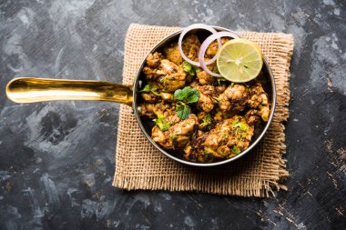 Beyin / Bheja Fry, keçi, koyun veya kuzu Bakra Eid(Eid-ul-zuha) üzerinde pişmiş popüler bir Hintli ya da Pakistanlı çanak. karahi, tava veya plaka servis. seçici odak