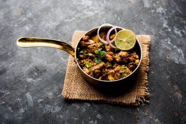 Beyin / Bheja Fry, keçi, koyun veya kuzu Bakra Eid(Eid-ul-zuha) üzerinde pişmiş popüler bir Hintli ya da Pakistanlı çanak. karahi, tava veya plaka servis. seçici odak