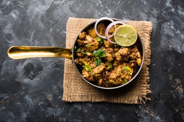 Beyin / Bheja Fry, keçi, koyun veya kuzu Bakra Eid(Eid-ul-zuha) üzerinde pişmiş popüler bir Hintli ya da Pakistanlı çanak. karahi, tava veya plaka servis. seçici odak