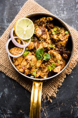 Beyin / Bheja Fry, keçi, koyun veya kuzu Bakra Eid(Eid-ul-zuha) üzerinde pişmiş popüler bir Hintli ya da Pakistanlı çanak. karahi, tava veya plaka servis. seçici odak