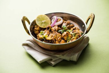 Beyin / Bheja Fry, keçi, koyun veya kuzu Bakra Eid(Eid-ul-zuha) üzerinde pişmiş popüler bir Hintli ya da Pakistanlı çanak. karahi, tava veya plaka servis. seçici odak