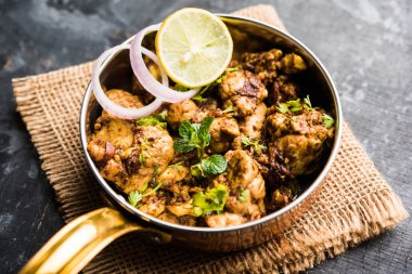 Beyin / Bheja Fry, keçi, koyun veya kuzu Bakra Eid(Eid-ul-zuha) üzerinde pişmiş popüler bir Hintli ya da Pakistanlı çanak. karahi, tava veya plaka servis. seçici odak