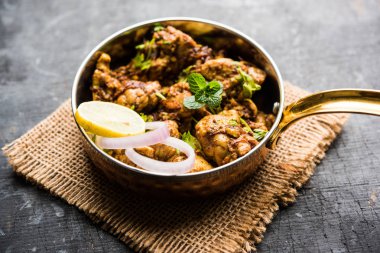 Beyin / Bheja Fry, keçi, koyun veya kuzu Bakra Eid(Eid-ul-zuha) üzerinde pişmiş popüler bir Hintli ya da Pakistanlı çanak. karahi, tava veya plaka servis. seçici odak