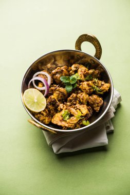 Beyin / Bheja Fry, keçi, koyun veya kuzu Bakra Eid(Eid-ul-zuha) üzerinde pişmiş popüler bir Hintli ya da Pakistanlı çanak. karahi, tava veya plaka servis. seçici odak