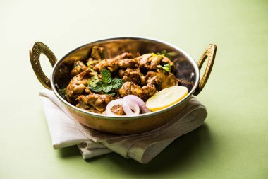 Beyin / Bheja Fry, keçi, koyun veya kuzu Bakra Eid(Eid-ul-zuha) üzerinde pişmiş popüler bir Hintli ya da Pakistanlı çanak. karahi, tava veya plaka servis. seçici odak