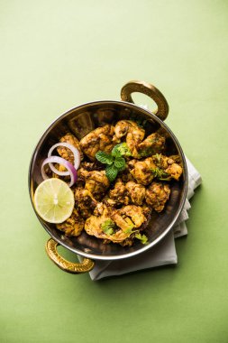 Beyin / Bheja Fry, keçi, koyun veya kuzu Bakra Eid(Eid-ul-zuha) üzerinde pişmiş popüler bir Hintli ya da Pakistanlı çanak. karahi, tava veya plaka servis. seçici odak