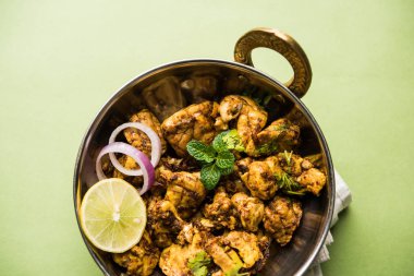 Beyin / Bheja Fry, keçi, koyun veya kuzu Bakra Eid(Eid-ul-zuha) üzerinde pişmiş popüler bir Hintli ya da Pakistanlı çanak. karahi, tava veya plaka servis. seçici odak