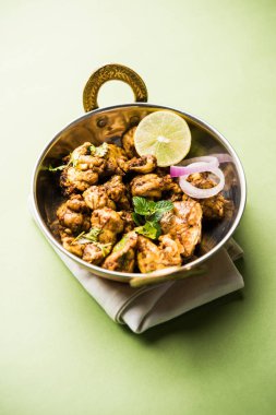 Beyin / Bheja Fry, keçi, koyun veya kuzu Bakra Eid(Eid-ul-zuha) üzerinde pişmiş popüler bir Hintli ya da Pakistanlı çanak. karahi, tava veya plaka servis. seçici odak