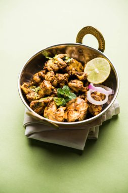 Beyin / Bheja Fry, keçi, koyun veya kuzu Bakra Eid(Eid-ul-zuha) üzerinde pişmiş popüler bir Hintli ya da Pakistanlı çanak. karahi, tava veya plaka servis. seçici odak