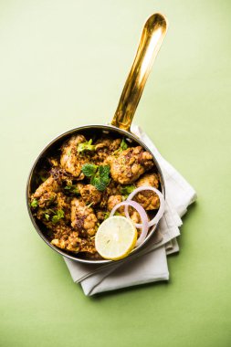 Beyin / Bheja Fry, keçi, koyun veya kuzu Bakra Eid(Eid-ul-zuha) üzerinde pişmiş popüler bir Hintli ya da Pakistanlı çanak. karahi, tava veya plaka servis. seçici odak