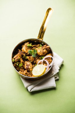 Beyin / Bheja Fry, keçi, koyun veya kuzu Bakra Eid(Eid-ul-zuha) üzerinde pişmiş popüler bir Hintli ya da Pakistanlı çanak. karahi, tava veya plaka servis. seçici odak