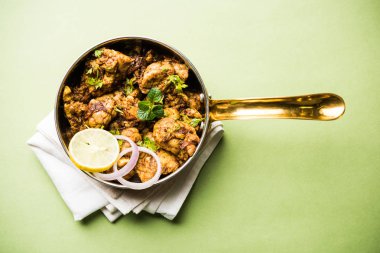 Beyin / Bheja Fry, keçi, koyun veya kuzu Bakra Eid(Eid-ul-zuha) üzerinde pişmiş popüler bir Hintli ya da Pakistanlı çanak. karahi, tava veya plaka servis. seçici odak