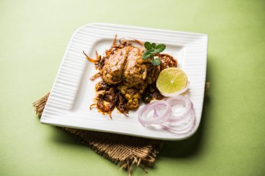 Beyin / Bheja Fry, keçi, koyun veya kuzu Bakra Eid(Eid-ul-zuha) üzerinde pişmiş popüler bir Hintli ya da Pakistanlı çanak. karahi, tava veya plaka servis. seçici odak