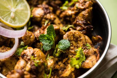 Beyin / Bheja Fry, keçi, koyun veya kuzu Bakra Eid(Eid-ul-zuha) üzerinde pişmiş popüler bir Hintli ya da Pakistanlı çanak. karahi, tava veya plaka servis. seçici odak