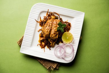 Beyin / Bheja Fry, keçi, koyun veya kuzu Bakra Eid(Eid-ul-zuha) üzerinde pişmiş popüler bir Hintli ya da Pakistanlı çanak. karahi, tava veya plaka servis. seçici odak