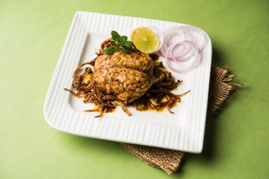 Beyin / Bheja Fry, keçi, koyun veya kuzu Bakra Eid(Eid-ul-zuha) üzerinde pişmiş popüler bir Hintli ya da Pakistanlı çanak. karahi, tava veya plaka servis. seçici odak