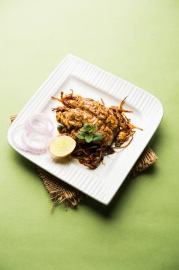 Beyin / Bheja Fry, keçi, koyun veya kuzu Bakra Eid(Eid-ul-zuha) üzerinde pişmiş popüler bir Hintli ya da Pakistanlı çanak. karahi, tava veya plaka servis. seçici odak