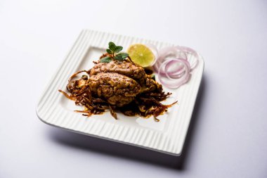 Beyin / Bheja Fry, keçi, koyun veya kuzu Bakra Eid(Eid-ul-zuha) üzerinde pişmiş popüler bir Hintli ya da Pakistanlı çanak. karahi, tava veya plaka servis. seçici odak