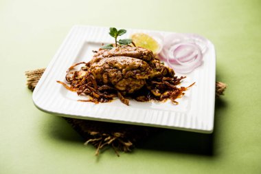 Beyin / Bheja Fry, keçi, koyun veya kuzu Bakra Eid(Eid-ul-zuha) üzerinde pişmiş popüler bir Hintli ya da Pakistanlı çanak. karahi, tava veya plaka servis. seçici odak