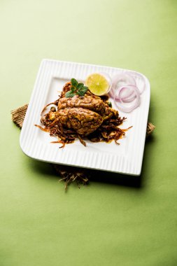 Beyin / Bheja Fry, keçi, koyun veya kuzu Bakra Eid(Eid-ul-zuha) üzerinde pişmiş popüler bir Hintli ya da Pakistanlı çanak. karahi, tava veya plaka servis. seçici odak