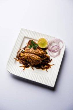 Beyin / Bheja Fry, keçi, koyun veya kuzu Bakra Eid(Eid-ul-zuha) üzerinde pişmiş popüler bir Hintli ya da Pakistanlı çanak. karahi, tava veya plaka servis. seçici odak