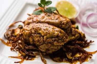 Beyin / Bheja Fry, keçi, koyun veya kuzu Bakra Eid(Eid-ul-zuha) üzerinde pişmiş popüler bir Hintli ya da Pakistanlı çanak. karahi, tava veya plaka servis. seçici odak