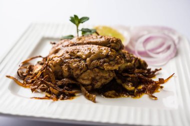 Beyin / Bheja Fry, keçi, koyun veya kuzu Bakra Eid(Eid-ul-zuha) üzerinde pişmiş popüler bir Hintli ya da Pakistanlı çanak. karahi, tava veya plaka servis. seçici odak