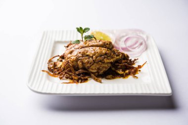 Beyin / Bheja Fry, keçi, koyun veya kuzu Bakra Eid(Eid-ul-zuha) üzerinde pişmiş popüler bir Hintli ya da Pakistanlı çanak. karahi, tava veya plaka servis. seçici odak
