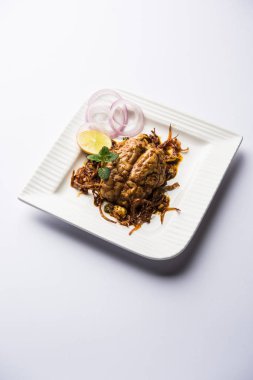 Beyin / Bheja Fry, keçi, koyun veya kuzu Bakra Eid(Eid-ul-zuha) üzerinde pişmiş popüler bir Hintli ya da Pakistanlı çanak. karahi, tava veya plaka servis. seçici odak