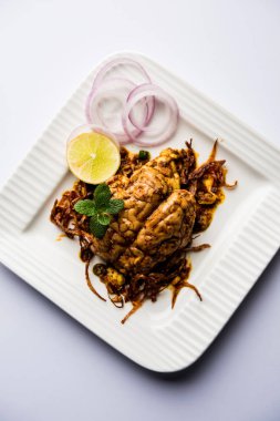 Beyin / Bheja Fry, keçi, koyun veya kuzu Bakra Eid(Eid-ul-zuha) üzerinde pişmiş popüler bir Hintli ya da Pakistanlı çanak. karahi, tava veya plaka servis. seçici odak