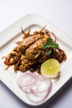 Beyin / Bheja Fry, keçi, koyun veya kuzu Bakra Eid(Eid-ul-zuha) üzerinde pişmiş popüler bir Hintli ya da Pakistanlı çanak. karahi, tava veya plaka servis. seçici odak