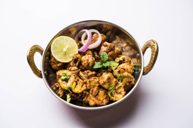 Beyin / Bheja Fry, keçi, koyun veya kuzu Bakra Eid(Eid-ul-zuha) üzerinde pişmiş popüler bir Hintli ya da Pakistanlı çanak. karahi, tava veya plaka servis. seçici odak