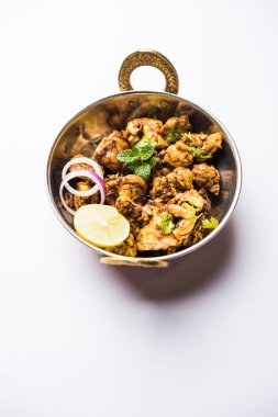 Beyin / Bheja Fry, keçi, koyun veya kuzu Bakra Eid(Eid-ul-zuha) üzerinde pişmiş popüler bir Hintli ya da Pakistanlı çanak. karahi, tava veya plaka servis. seçici odak