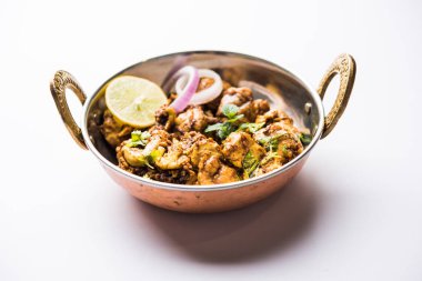 Beyin / Bheja Fry, keçi, koyun veya kuzu Bakra Eid(Eid-ul-zuha) üzerinde pişmiş popüler bir Hintli ya da Pakistanlı çanak. karahi, tava veya plaka servis. seçici odak