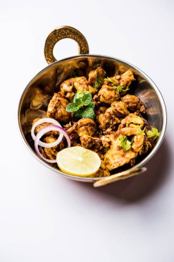 Beyin / Bheja Fry, keçi, koyun veya kuzu Bakra Eid(Eid-ul-zuha) üzerinde pişmiş popüler bir Hintli ya da Pakistanlı çanak. karahi, tava veya plaka servis. seçici odak