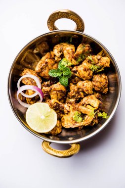 Beyin / Bheja Fry, keçi, koyun veya kuzu Bakra Eid(Eid-ul-zuha) üzerinde pişmiş popüler bir Hintli ya da Pakistanlı çanak. karahi, tava veya plaka servis. seçici odak