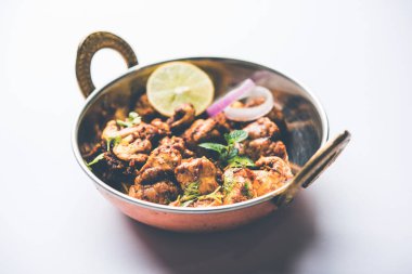 Beyin / Bheja Fry, keçi, koyun veya kuzu Bakra Eid(Eid-ul-zuha) üzerinde pişmiş popüler bir Hintli ya da Pakistanlı çanak. karahi, tava veya plaka servis. seçici odak