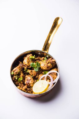 Beyin / Bheja Fry, keçi, koyun veya kuzu Bakra Eid(Eid-ul-zuha) üzerinde pişmiş popüler bir Hintli ya da Pakistanlı çanak. karahi, tava veya plaka servis. seçici odak