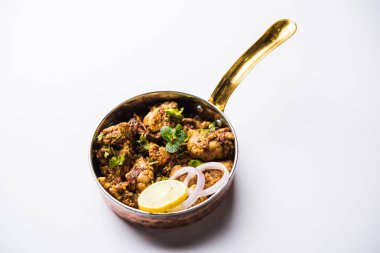 Beyin / Bheja Fry, keçi, koyun veya kuzu Bakra Eid(Eid-ul-zuha) üzerinde pişmiş popüler bir Hintli ya da Pakistanlı çanak. karahi, tava veya plaka servis. seçici odak