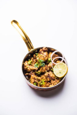 Beyin / Bheja Fry, keçi, koyun veya kuzu Bakra Eid(Eid-ul-zuha) üzerinde pişmiş popüler bir Hintli ya da Pakistanlı çanak. karahi, tava veya plaka servis. seçici odak