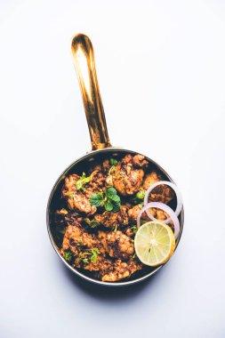 Beyin / Bheja Fry, keçi, koyun veya kuzu Bakra Eid(Eid-ul-zuha) üzerinde pişmiş popüler bir Hintli ya da Pakistanlı çanak. karahi, tava veya plaka servis. seçici odak