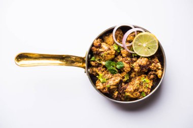 Beyin / Bheja Fry, keçi, koyun veya kuzu Bakra Eid(Eid-ul-zuha) üzerinde pişmiş popüler bir Hintli ya da Pakistanlı çanak. karahi, tava veya plaka servis. seçici odak