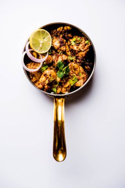 Beyin / Bheja Fry, keçi, koyun veya kuzu Bakra Eid(Eid-ul-zuha) üzerinde pişmiş popüler bir Hintli ya da Pakistanlı çanak. karahi, tava veya plaka servis. seçici odak