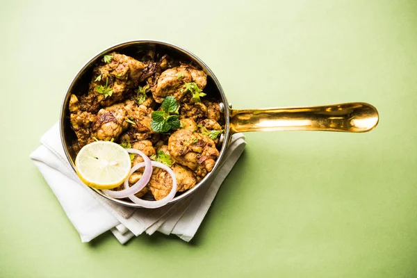 Beyin / Bheja Fry, keçi, koyun veya kuzu Bakra Eid(Eid-ul-zuha) üzerinde pişmiş popüler bir Hintli ya da Pakistanlı çanak. karahi, tava veya plaka servis. seçici odak