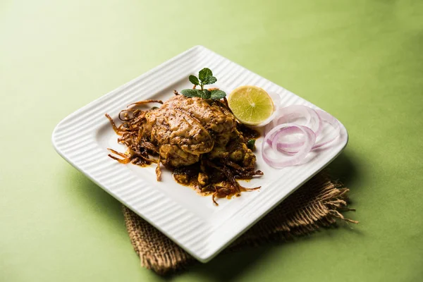 Beyin / Bheja Fry, keçi, koyun veya kuzu Bakra Eid(Eid-ul-zuha) üzerinde pişmiş popüler bir Hintli ya da Pakistanlı çanak. karahi, tava veya plaka servis. seçici odak