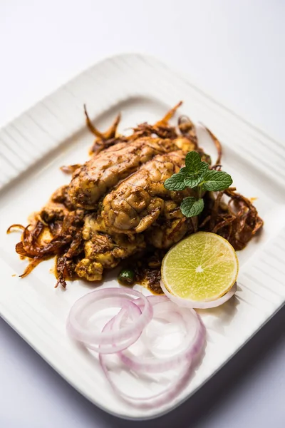 Beyin / Bheja Fry, keçi, koyun veya kuzu Bakra Eid(Eid-ul-zuha) üzerinde pişmiş popüler bir Hintli ya da Pakistanlı çanak. karahi, tava veya plaka servis. seçici odak