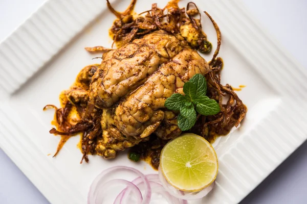 Beyin / Bheja Fry, keçi, koyun veya kuzu Bakra Eid(Eid-ul-zuha) üzerinde pişmiş popüler bir Hintli ya da Pakistanlı çanak. karahi, tava veya plaka servis. seçici odak