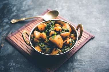Çemen patates sabzi veya Aloo Methi masala sağlıklı Hint Mutfak olduğunu. bir kase veya karahi servis. seçici odak