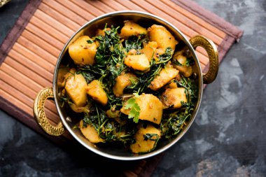 Çemen patates sabzi veya Aloo Methi masala sağlıklı Hint Mutfak olduğunu. bir kase veya karahi servis. seçici odak
