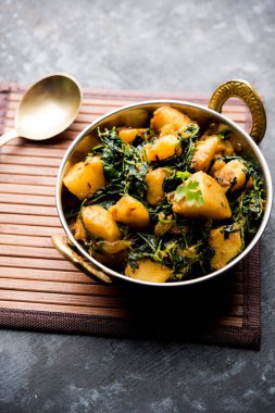 Çemen patates sabzi veya Aloo Methi masala sağlıklı Hint Mutfak olduğunu. bir kase veya karahi servis. seçici odak